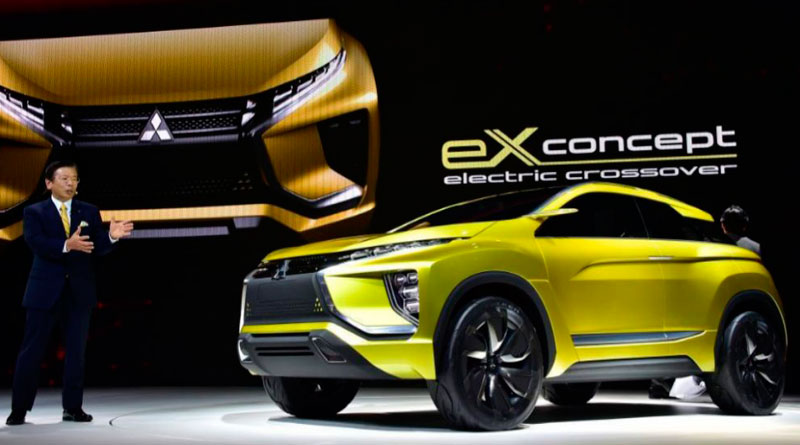 El presidente de Mitsubishi Tetsuro Aikawa presentó el eX Concept en el Salón de Tokio.
