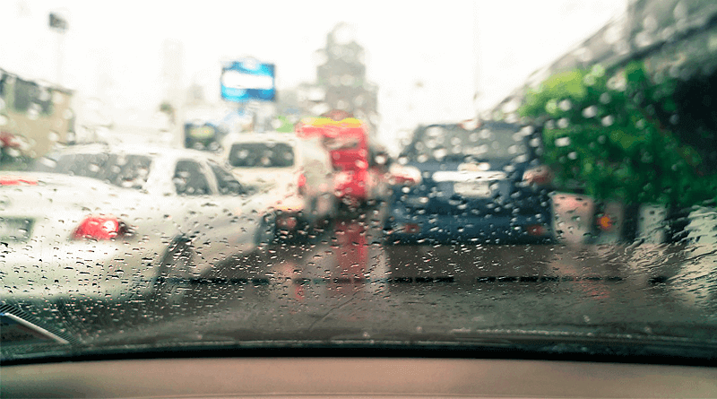 Consejos claves para conducir en tráfico pesado y/o con lluvia