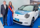 JAC Azul entrega un auto eléctrico E30X a la Reina de Quito